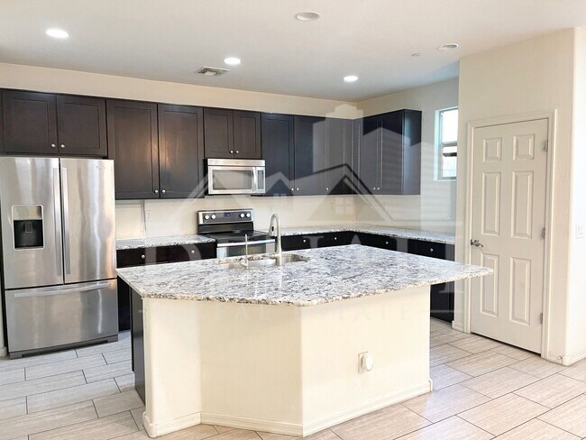 4737 E Betty Elyse Ln Phoenix, AZ 85032 photo 2