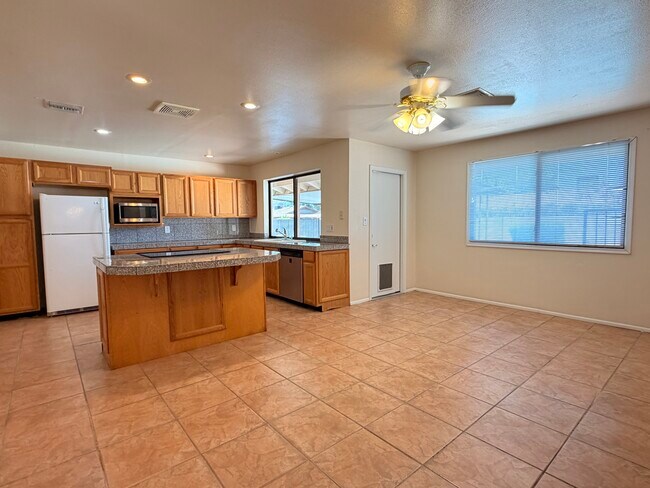 2163 E Manhatton Dr Tempe, AZ 85282 photo 4