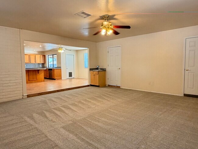 2163 E Manhatton Dr Tempe, AZ 85282 photo 2