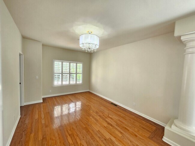 Beautiful Five Bedroom Four Bathroom Home photo 4