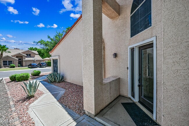 3830 E Tanglewood Dr photo 3