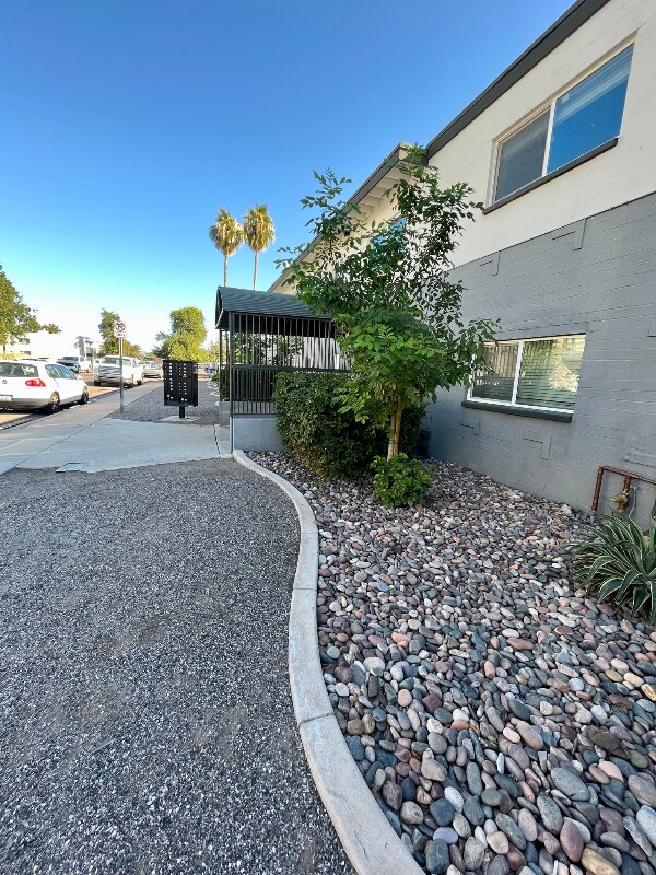 813 E Marlette Ave Phoenix, AZ 85014 photo 2