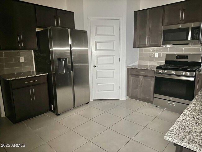 8905 W Orange Dr Glendale, AZ 85305 photo 3