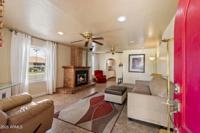 1001 S Roosevelt St Tempe, AZ 85281 photo 2