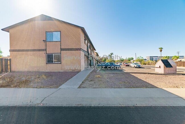 735 E Hazel Dr Phoenix, AZ 85042 photo 2
