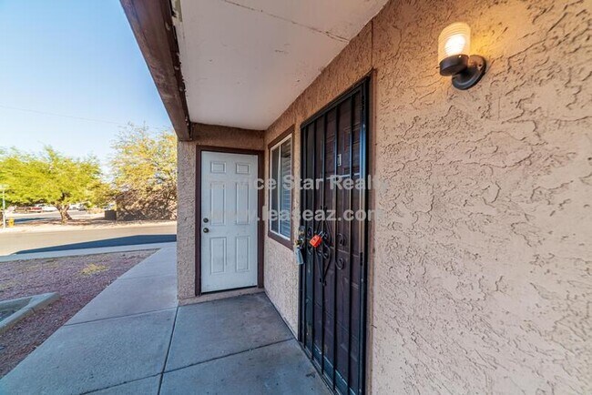 735 E Hazel Dr Phoenix, AZ 85042 photo 3