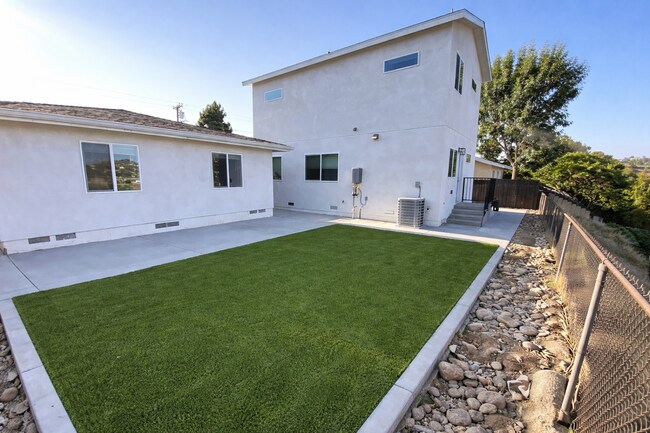 5245 E Falls View Dr San Diego, CA 92115