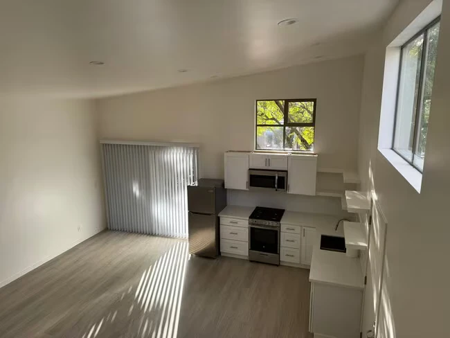320 Myrtle St Santa Cruz, CA 95060 photo 2