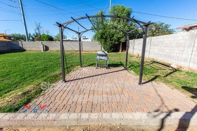 804 E Flynn Ln Phoenix, AZ 85014 photo 2