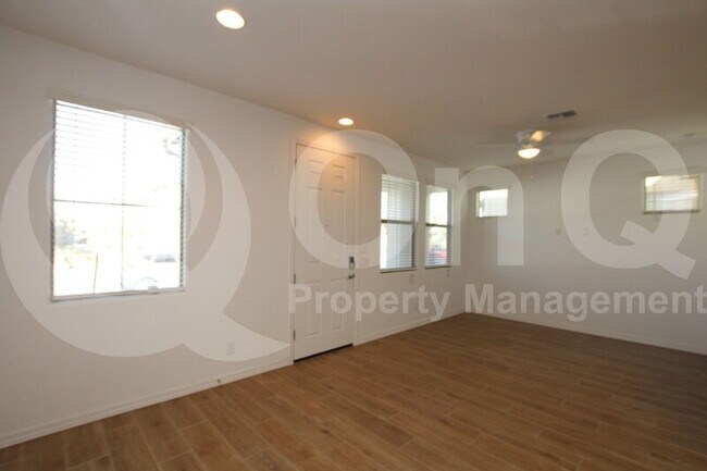 5831 W Encinas Ln Phoenix, AZ 85043 photo 4