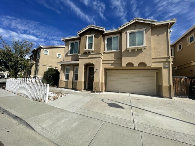 Beautiful 5 Bedroom 3 Bath Home photo 2