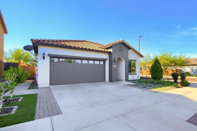 1735 W Straight Arrow Ln Phoenix, AZ 85085 photo 2