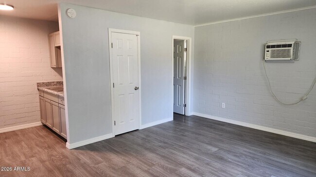 2645 W Morten Ave Phoenix, AZ 85051 photo 4