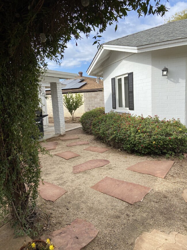 4000 E Patricia Jane Dr Phoenix, AZ 85018 photo 2
