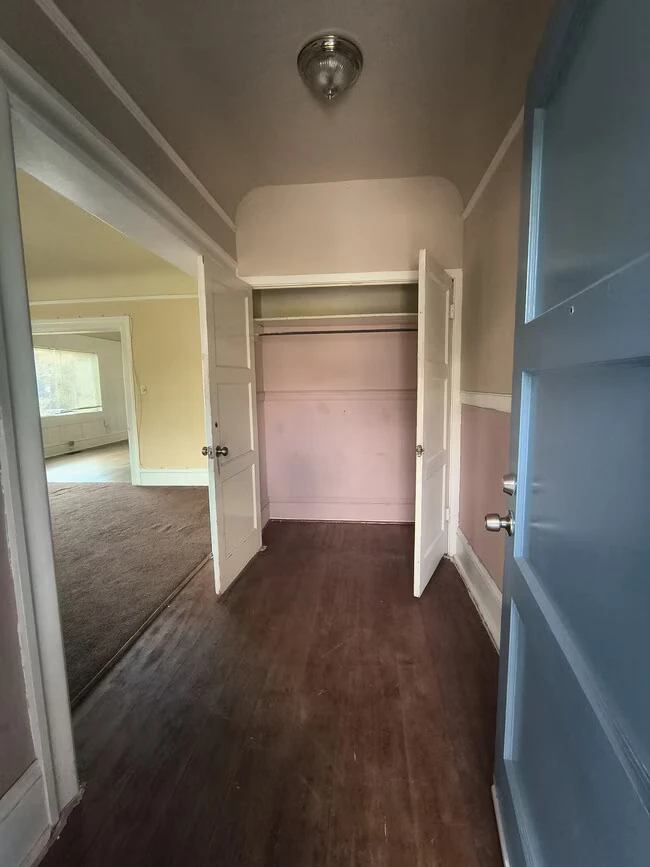 5701 Genoa St Oakland, CA 94608 photo 2