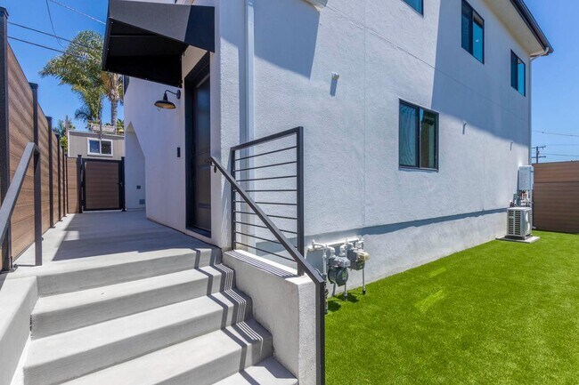 2421 Chicago St San Diego, CA 92110 photo 2