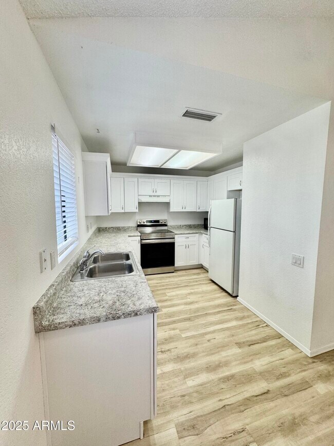2035 S Elm St Tempe, AZ 85282 photo 2