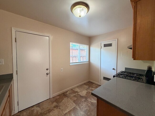 460 S Buena Vista Ave San Jose, CA 95126 photo 4