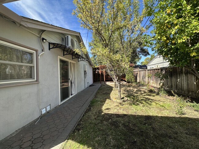 4021 Campana Dr Palo Alto, CA 94306 photo 3