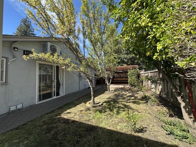 4021 Campana Dr Palo Alto, CA 94306 photo 2