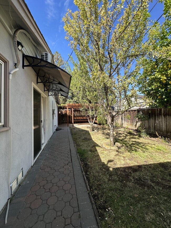 4021 Campana Dr Palo Alto, CA 94306 photo 4