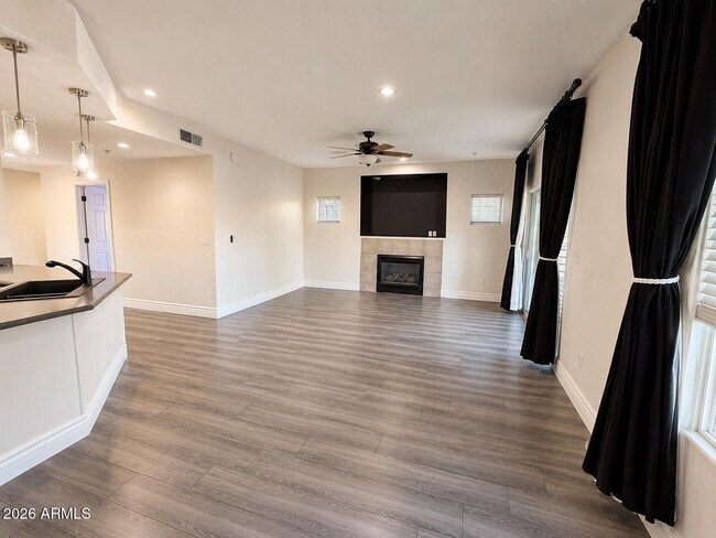 7401 W Arrowhead Clubhouse Dr Glendale, AZ 85308 photo 4