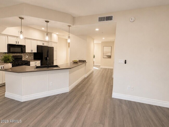 7401 W Arrowhead Clubhouse Dr Glendale, AZ 85308 photo 3