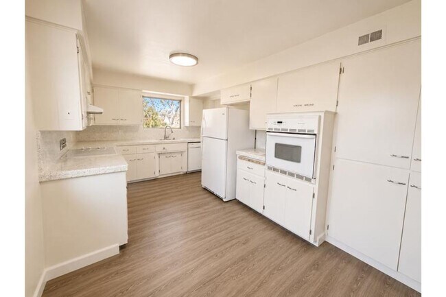 5240 Prosperity Ln photo 4