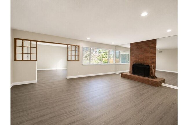 5240 Prosperity Ln photo 2