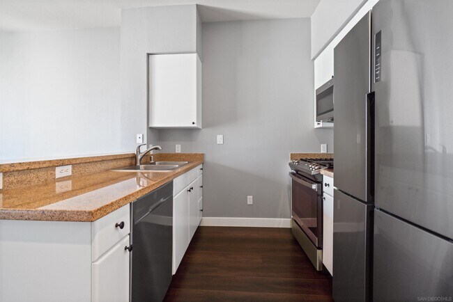 445 Island Ave San Diego, CA 92101 photo 2