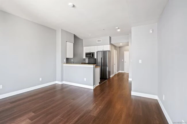 445 Island Ave San Diego, CA 92101 photo 4