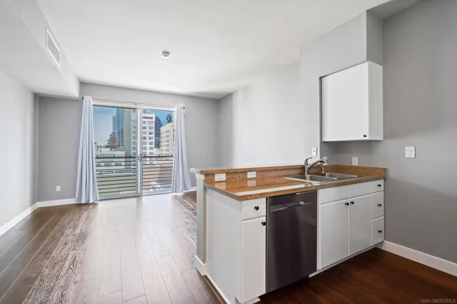 445 Island Ave San Diego, CA 92101 photo 3