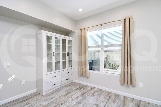 4855 E Village Dr Scottsdale, AZ 85254 photo 3