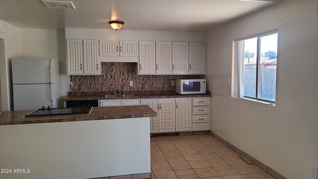 6111 W Cambridge Ave Phoenix, AZ 85035 photo 2