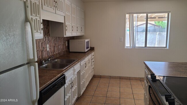 6111 W Cambridge Ave Phoenix, AZ 85035 photo 3