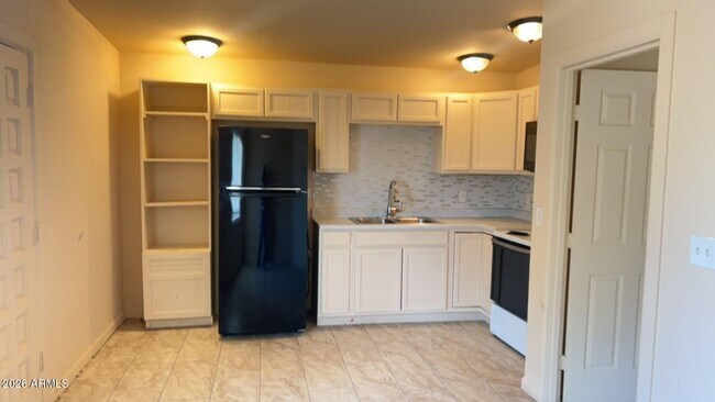 6714 N 54th Ave Glendale, AZ 85301 photo 2