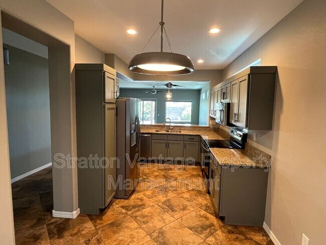 16289 W Mountain Pass Dr Surprise, AZ 85374 photo 4