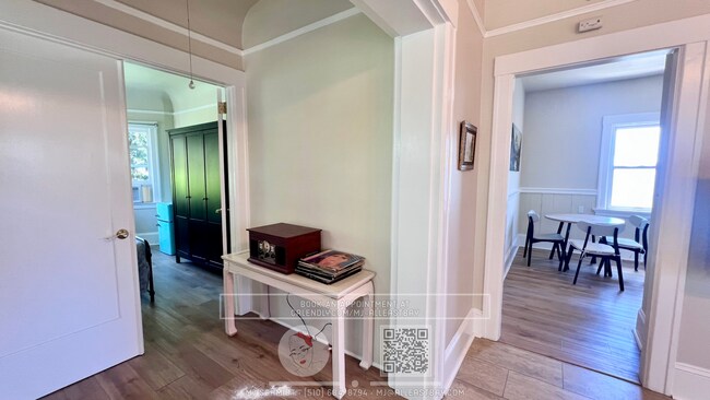 2122 Sacramento St unit Upper photo 2