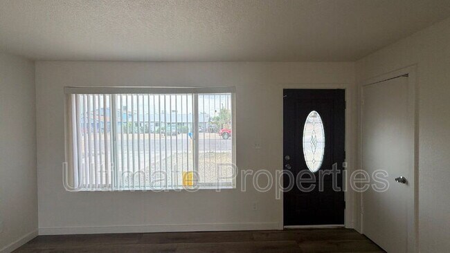1646 W Behrend Dr Phoenix, AZ 85027 photo 3