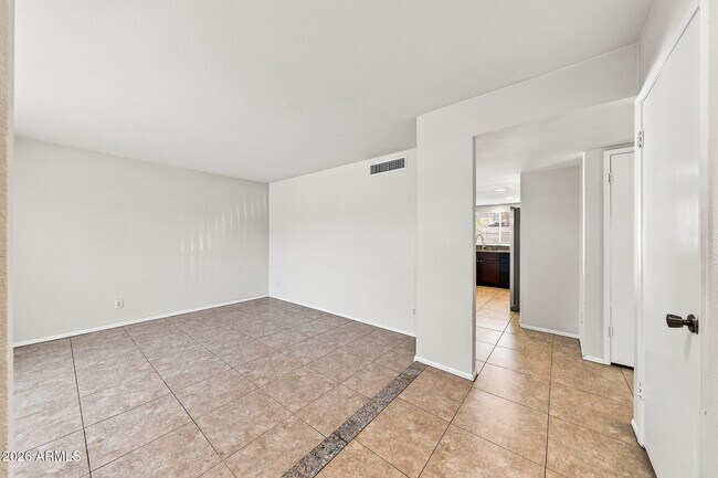 212 E Eugie Ave Phoenix, AZ 85022 photo 2