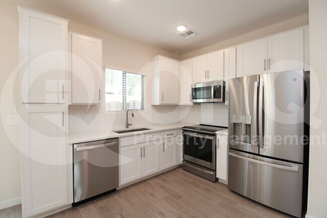 2818 W Red Fox Rd Phoenix, AZ 85083 photo 4