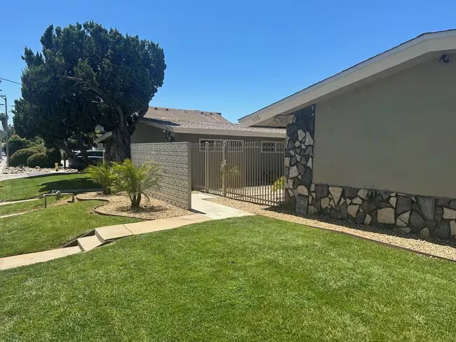 633 N Fig St Escondido, CA 92025 photo 2