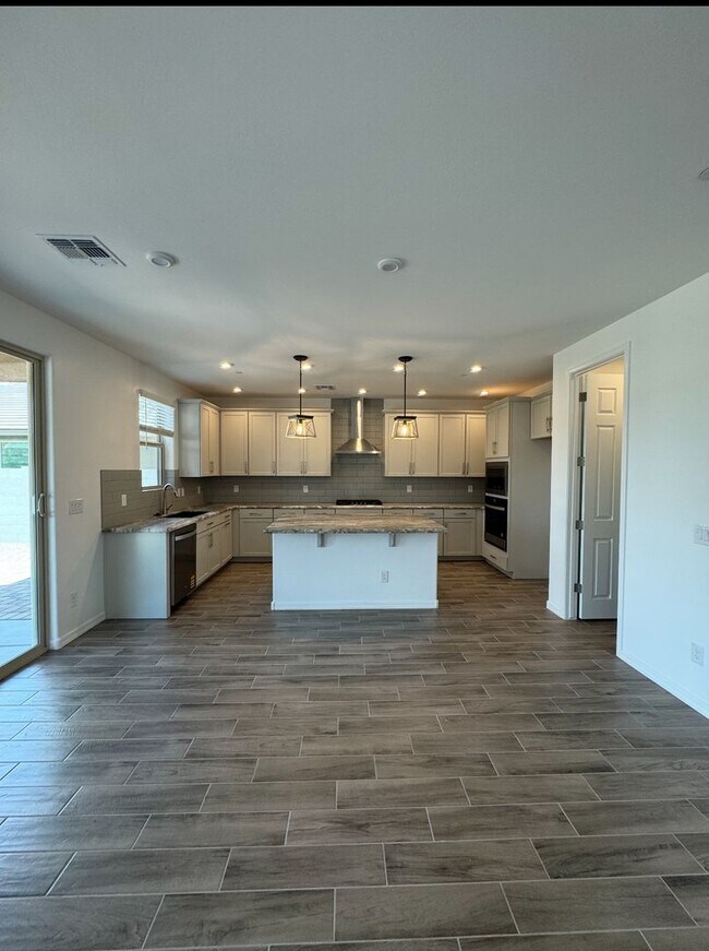 13426 W Eagle Feather Rd Peoria, AZ 85383 photo 4