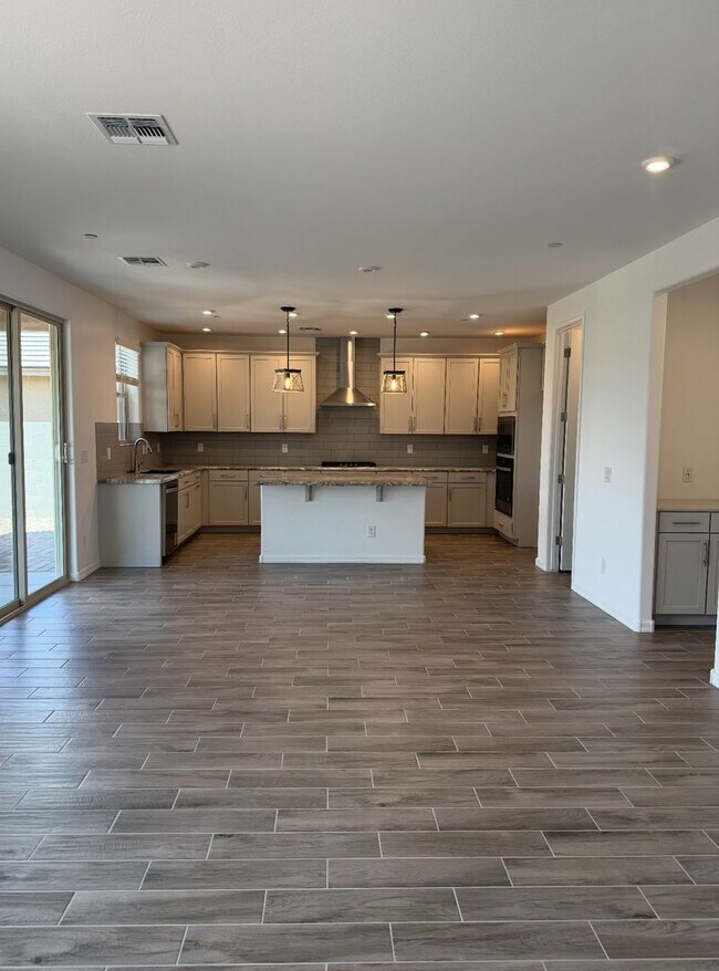 13426 W Eagle Feather Rd Peoria, AZ 85383 photo 3