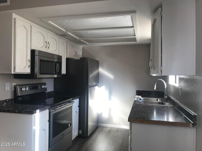 3131 W Cochise Dr Phoenix, AZ 85051 photo 3