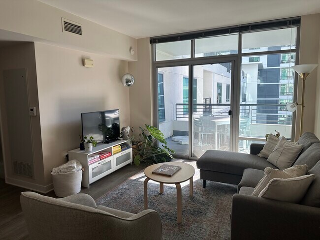 14th Floor Downtown San Diego Apartment photo 5