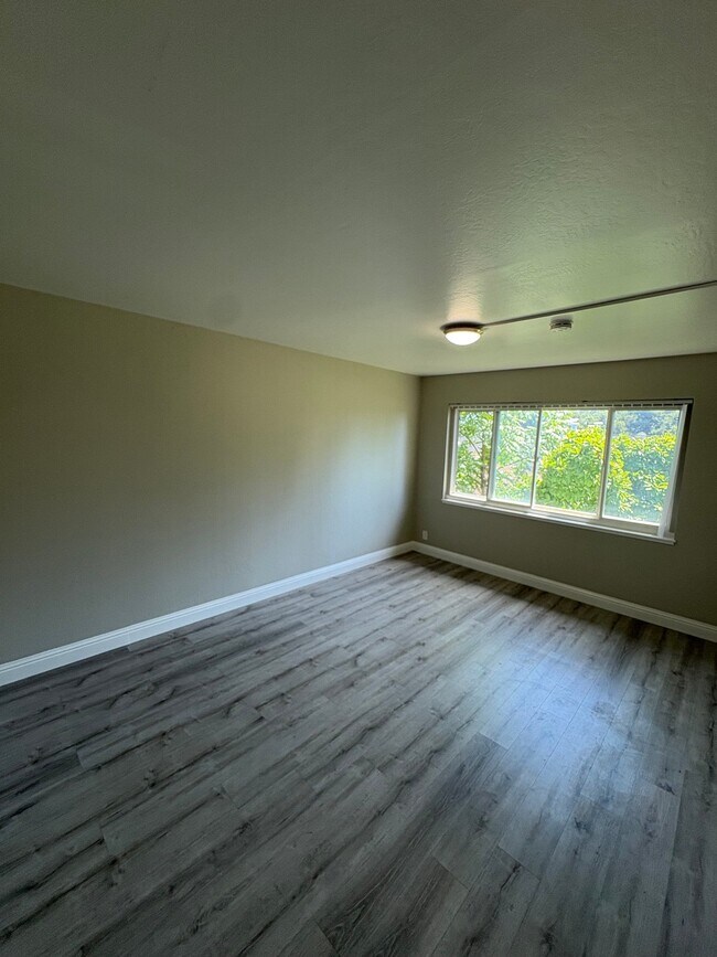 5499 Claremont Ave Oakland, CA 94618 photo 5