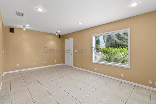 302 E Weldon Ave Phoenix, AZ 85012 photo 3