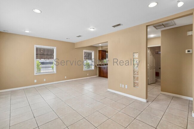 302 E Weldon Ave Phoenix, AZ 85012 photo 2