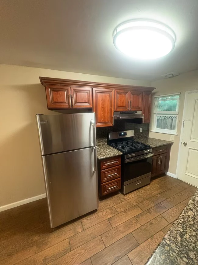 961 Yerba Buena Ave Oakland, CA 94608 photo 4